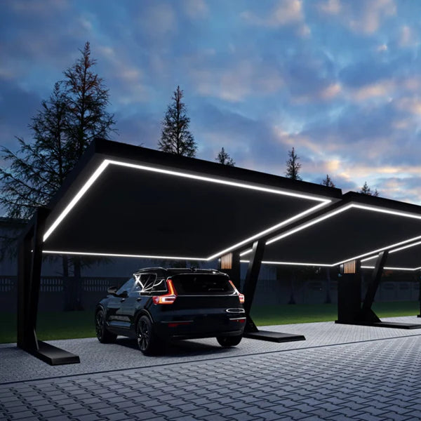 Solarcarport mit Beleuchtung fĂŒr das SUV darunter