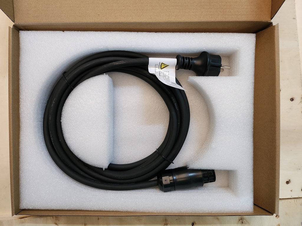 Anschlusskabel mit Schukostecker ordentlich verpackt in einem Karton