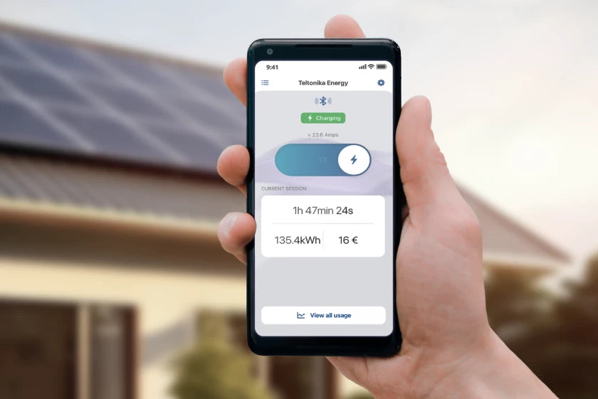 iSolarPro Teltonika Wallbox App-Steuerung auf einem Smartphone vor einem GebĂ€ude mit Solaranlage fĂŒr Photovoltaik-Systeme
