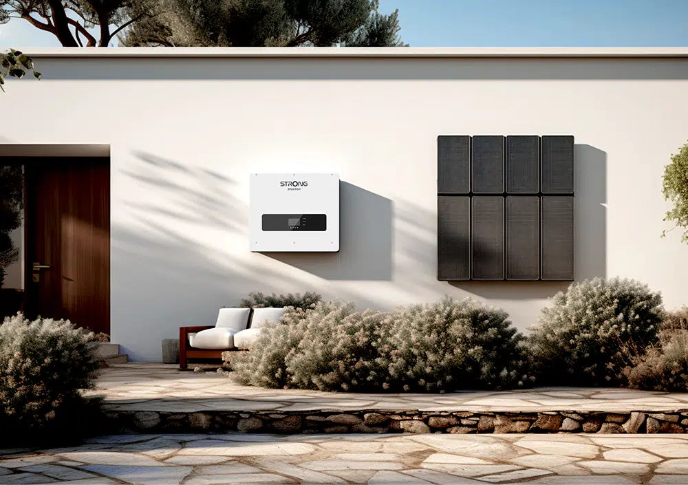 iSolarPro Strong Energy Hybrid-Wechselrichter und Batteriespeicher installiert an einer Hauswand in moderner Umgebung für Photovoltaik-Systeme