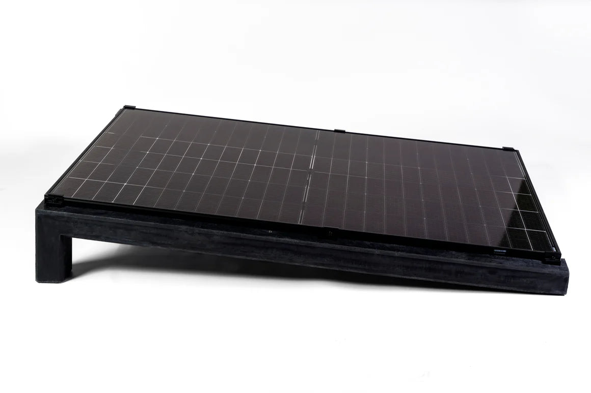 iSolarPro Wattstone 6-Grad Flachdach-Montagesystem mit Solarmodul in Schrägansicht für Photovoltaik-Systeme