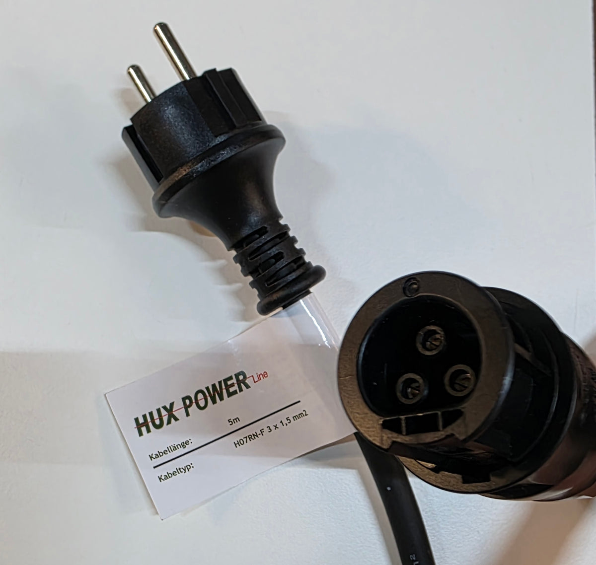 Anschlusskabel mit Schukostecker ordentlich verpackt in einem Karton