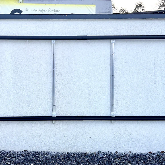 iSolarPro Montagesystem und Unterkonstruktion für Solarmodule an einer Außenwand mit Schienen und Befestigungselementen