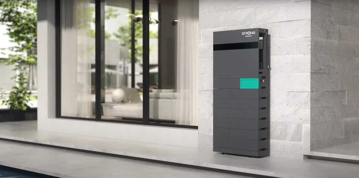iSolarPro Strong Energy Energiespeicher in dunkler Ausführung montiert an der Außenwand eines modernen Wohnhauses für Photovoltaik-Systeme
