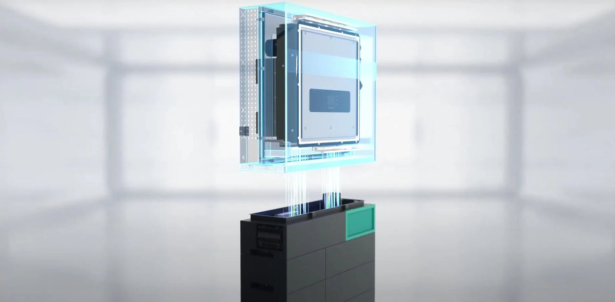 iSolarPro Strong Energy Energiespeicher in dunkelgrauer Ausführung mit schematischer Explosionszeichnung und schwebendem oberen Modul für Photovoltaik-Systeme