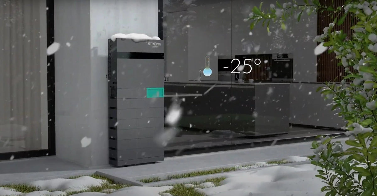iSolarPro Strong Energy Energiespeicher in dunkelgrauer Ausführung im winterlichen Außenbereich bei Schneefall mit Temperaturanzeige -25°C für Photovoltaik-Systeme