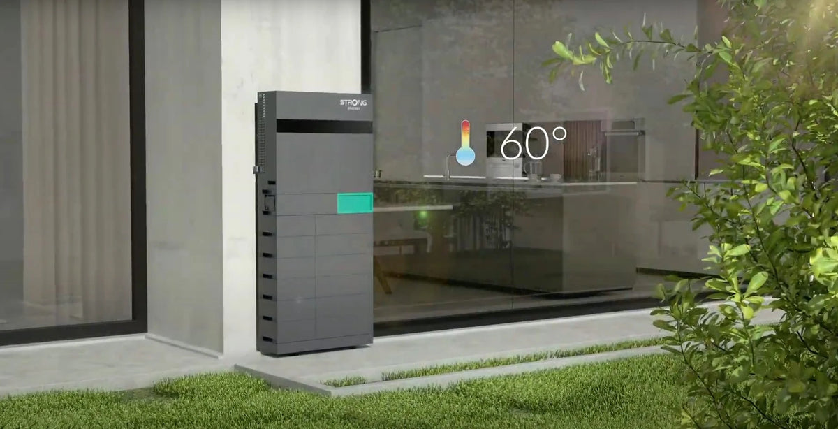 iSolarPro Strong Energy Energiespeicher in dunkelgrauer Ausführung platziert im Außenbereich vor einem modernen Wohnhaus mit Temperaturanzeige 60°C für Photovoltaik-Systeme