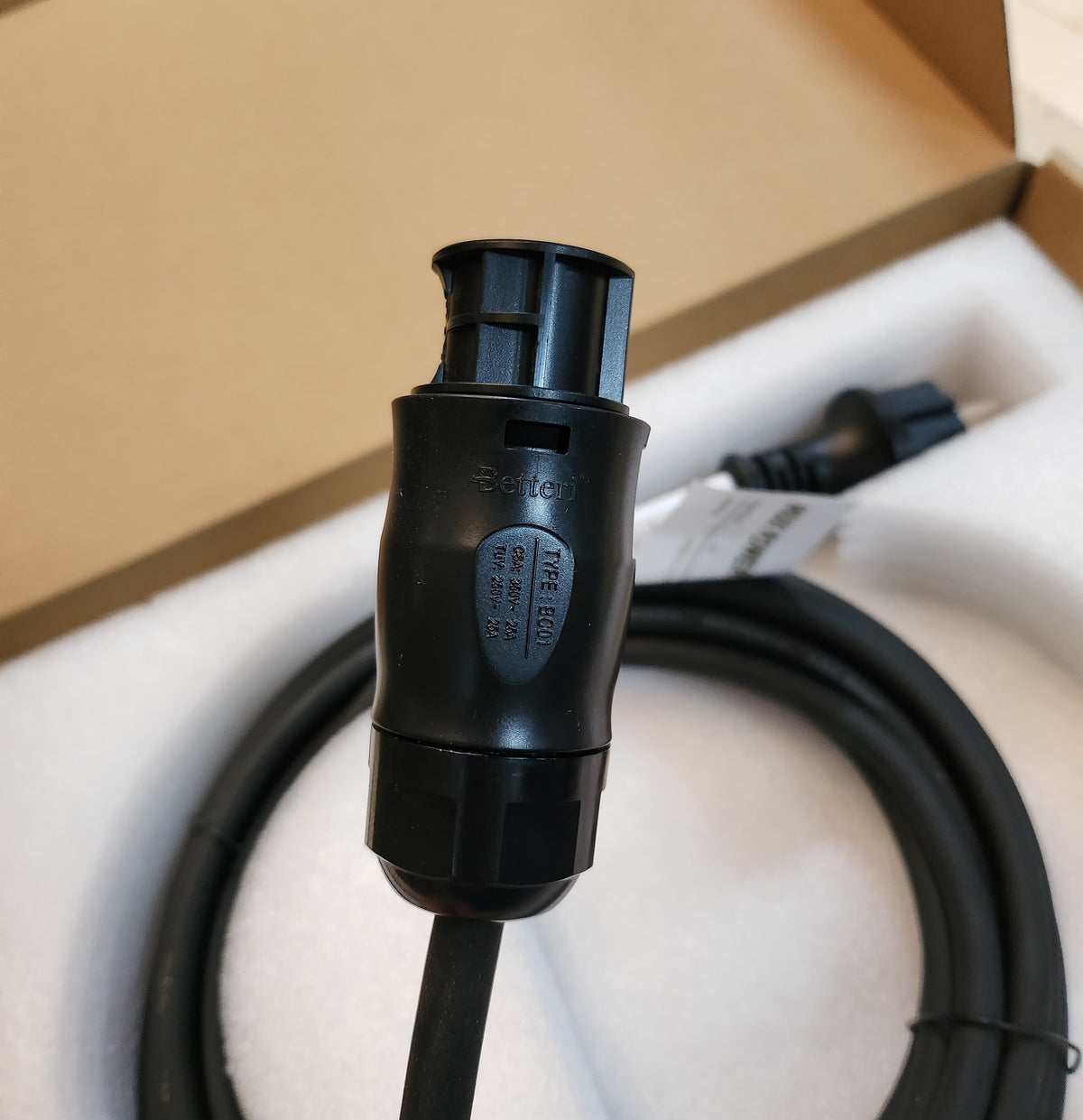 Anschlusskabel mit Schukostecker ordentlich verpackt in einem Karton