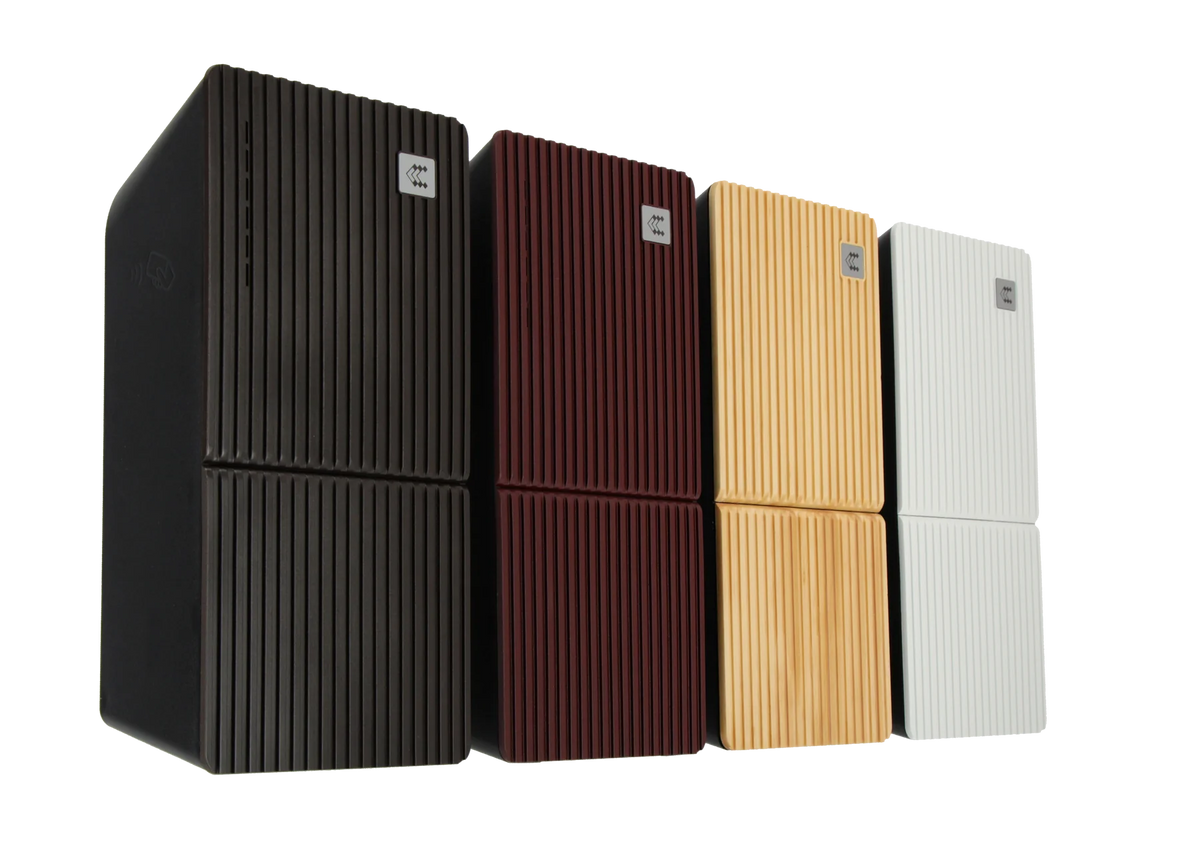 iSolarPro Teltonika Wallbox in verschiedenen Farb- und Designvarianten in freigestellter Schrägansicht für Photovoltaik-Systeme