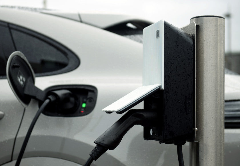 iSolarPro Teltonika Wallbox beim Laden eines Elektroautos an einer Ladesäule für Photovoltaik-Systeme