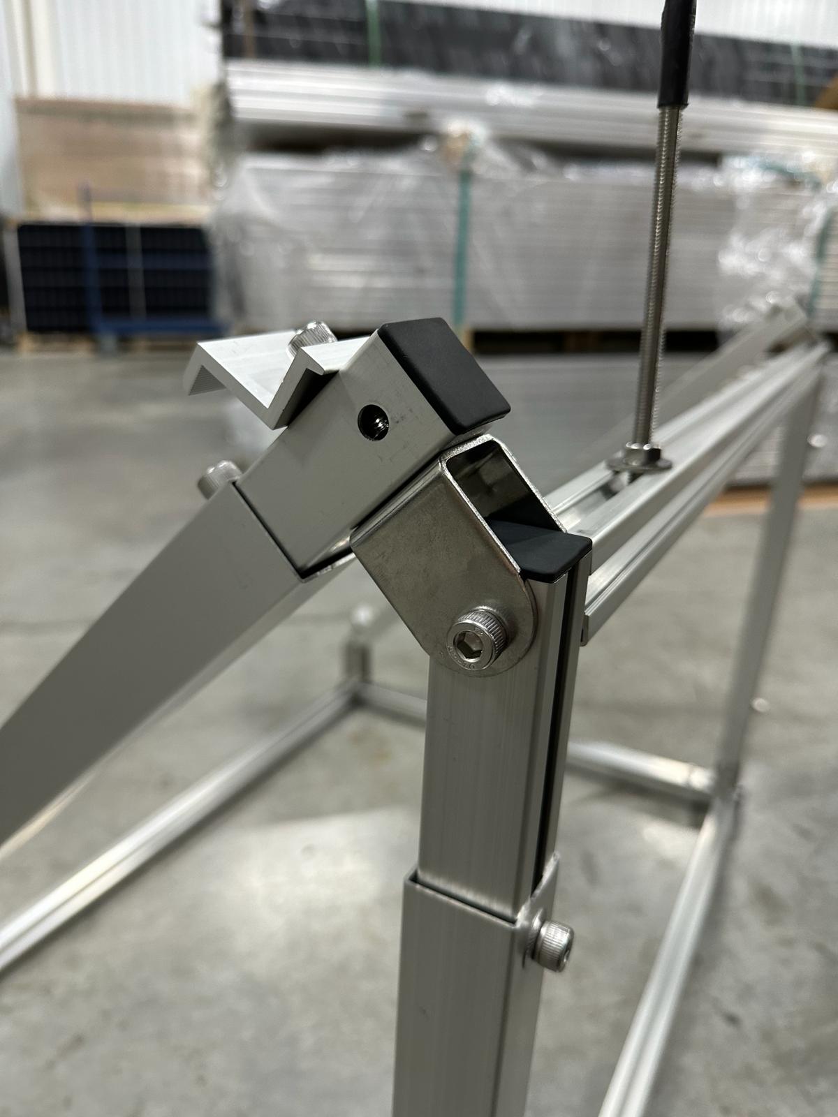 iSolarPro Balkonkraftwerk Montagegestell Unterkonstruktion Klemme Detailansicht für Photovoltaik-Systeme