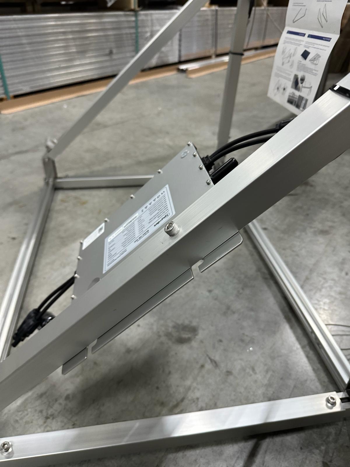 iSolarPro Balkonkraftwerk Halterung Montagegestell Mikrowechselrichter Detailansicht für Photovoltaik-Systeme
