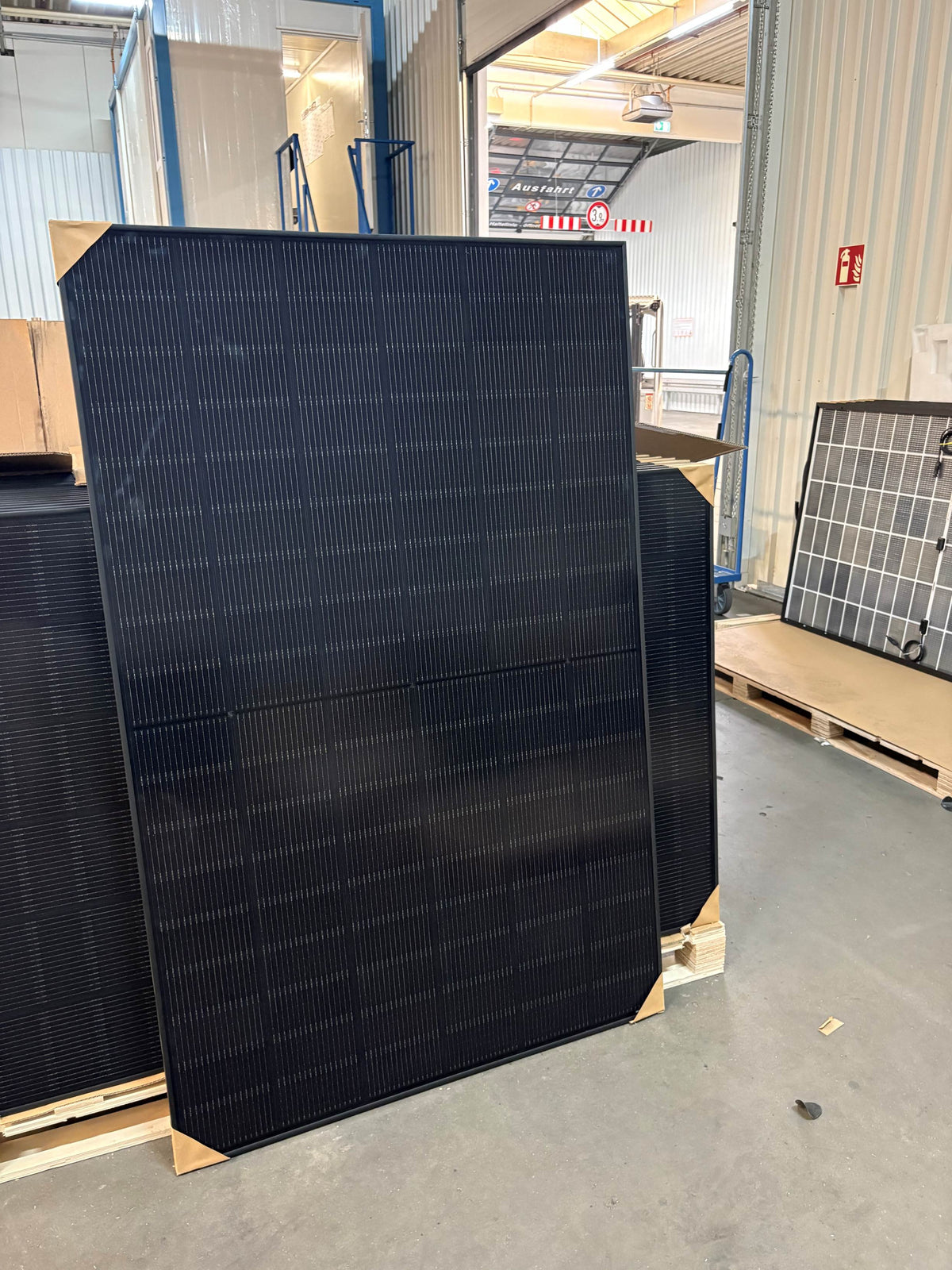 iSolarPro Solarmodul auf Palette im Lager Ansicht