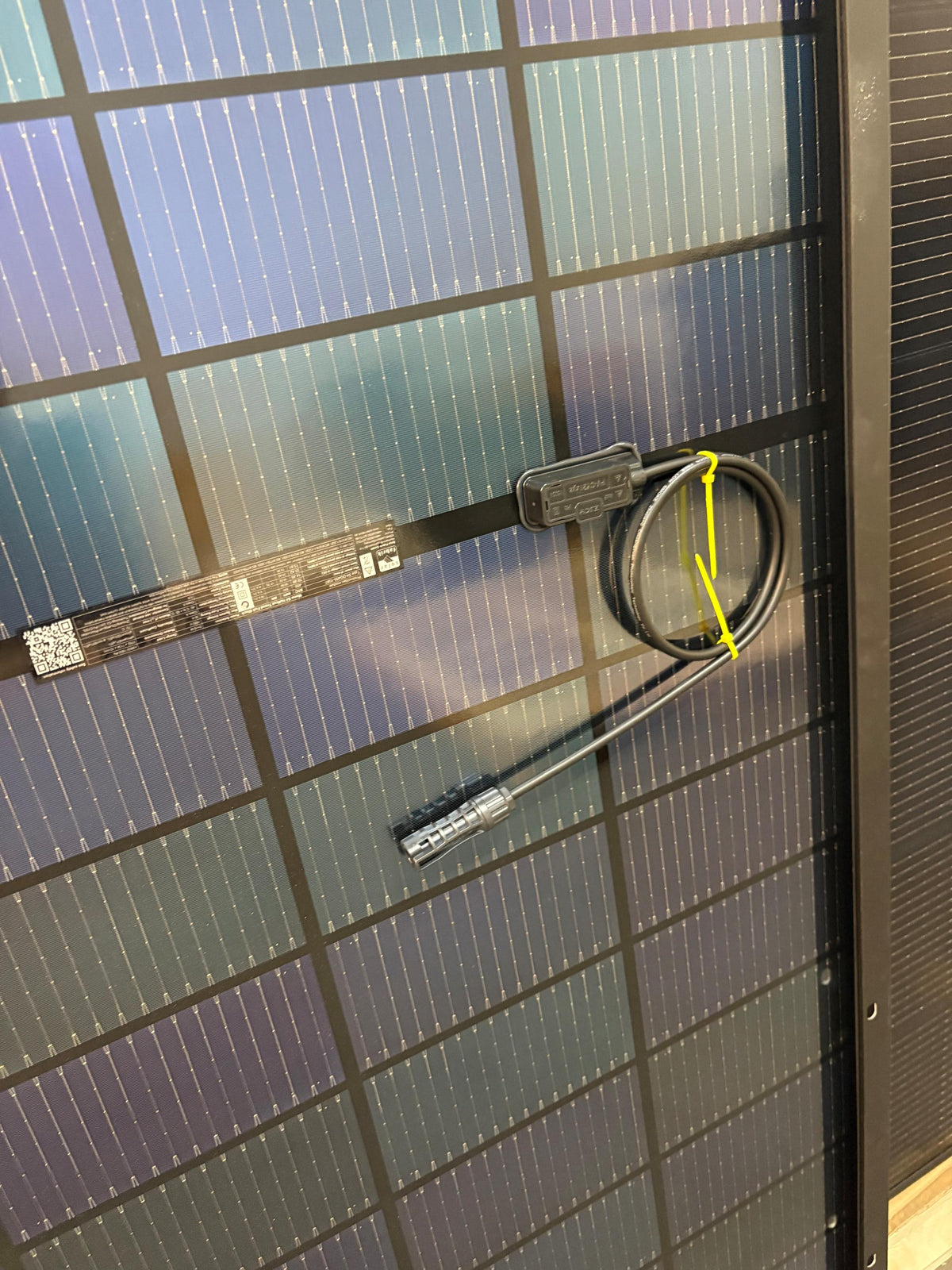iSolarPro Solarmodul Anschlusskabel und Steckverbinder Nahaufnahme