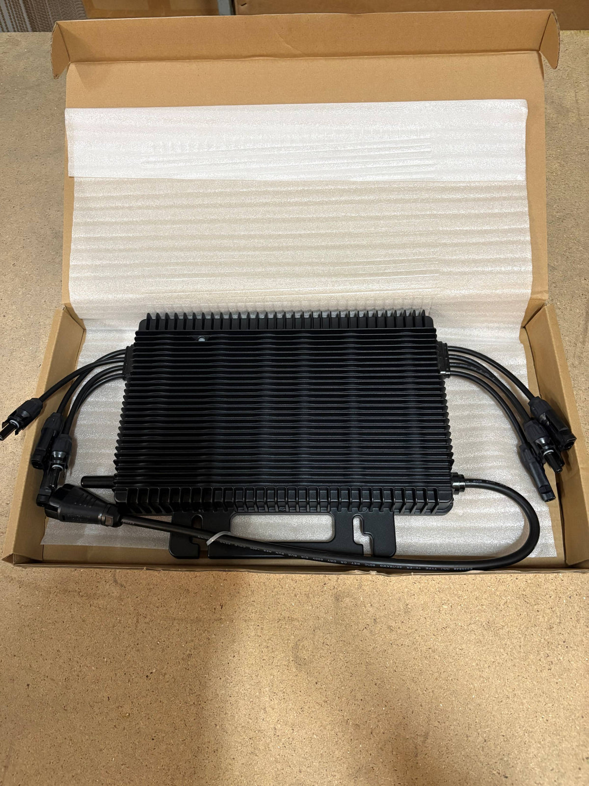 iSolarPro Mikroinverter in Verpackung mit integrierten Anschlusskabeln