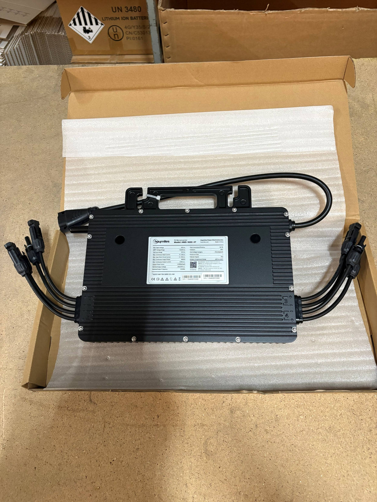 iSolarPro Mikroinverter in Verpackung mit integrierten Anschlusskabeln