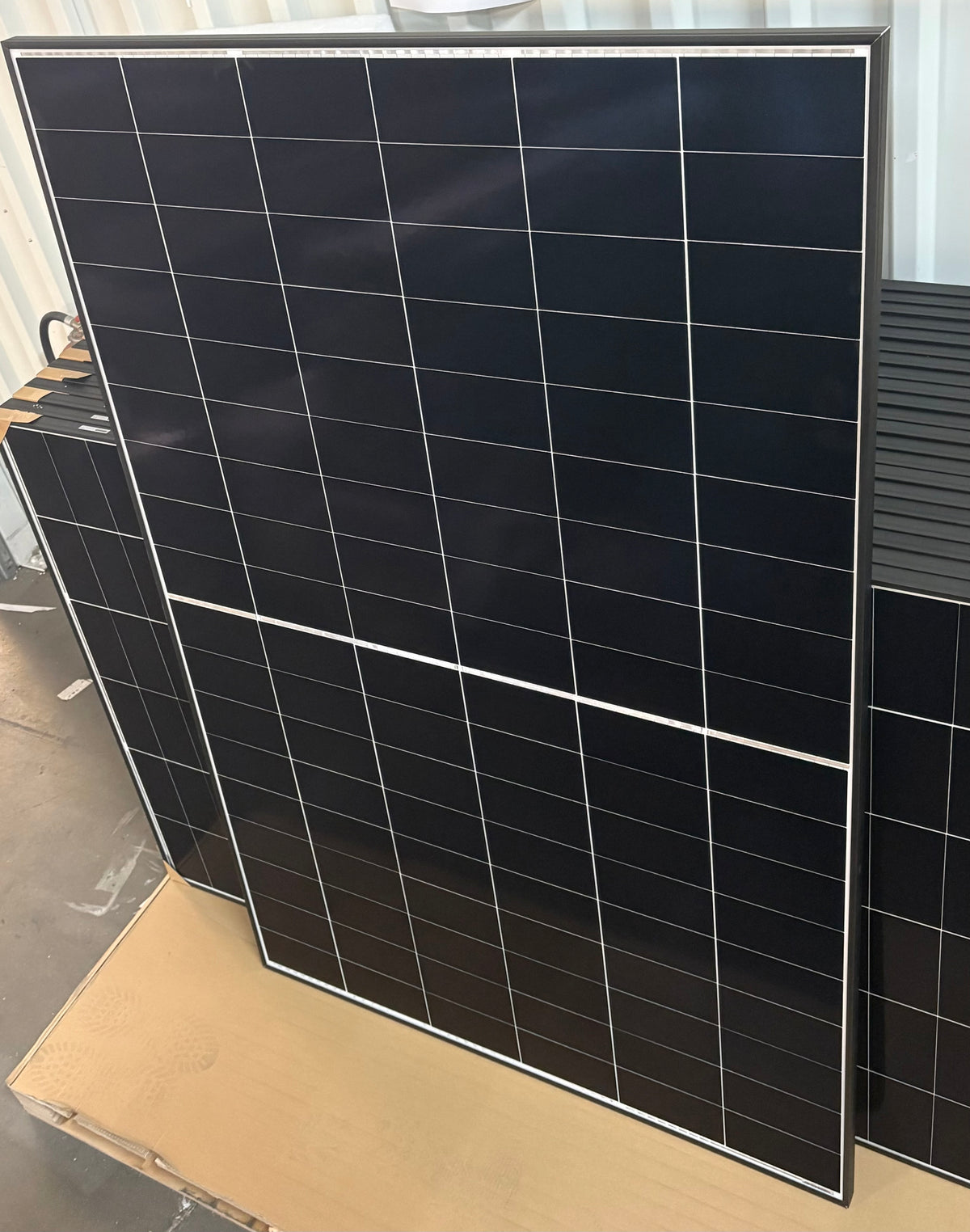 iSolarPro Solarmodul Aufgestellt Frontansicht Solarzellen