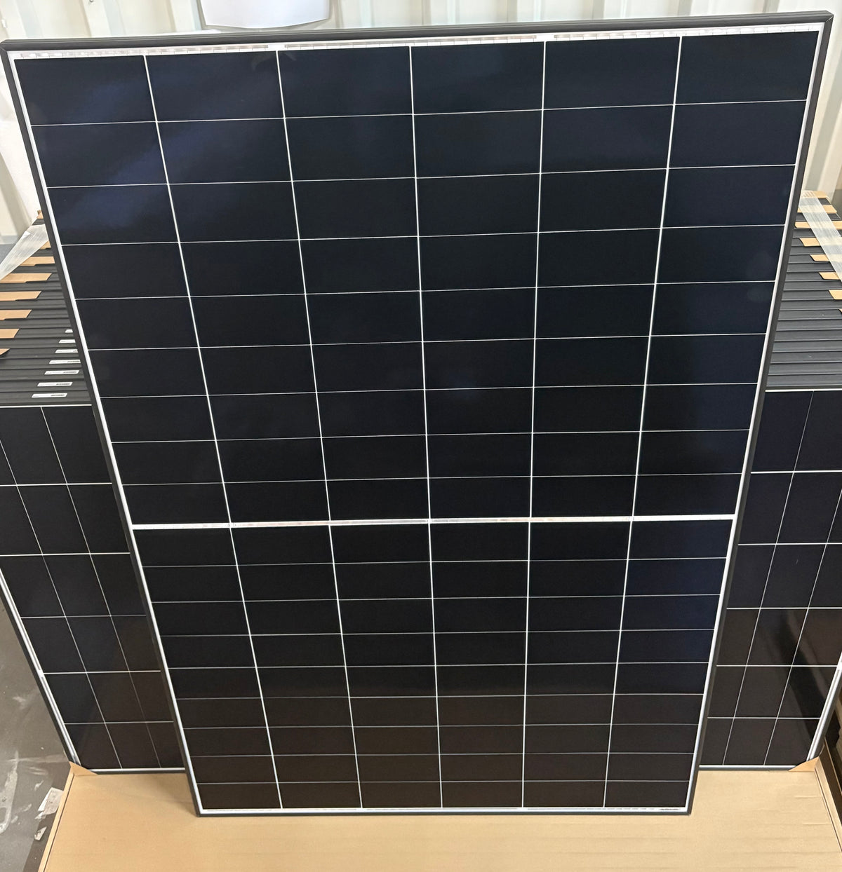 iSolarPro Solarmodul Aufgestellt Frontansicht Solarzellen