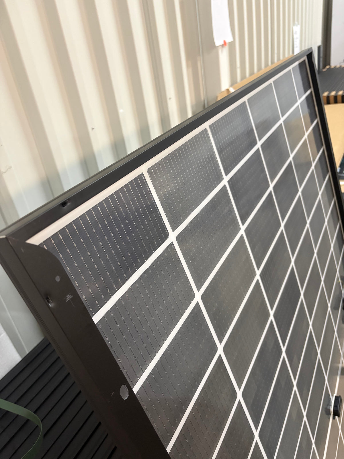 iSolarPro Solarmodul Rahmen Detailansicht Eckprofil und Solarzellen