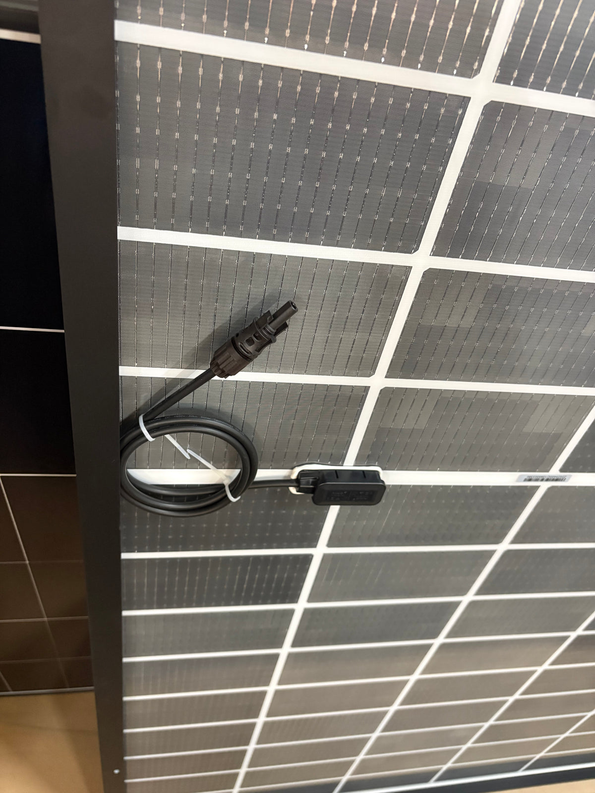 iSolarPro Solarmodul Rahmen Detailansicht Eckprofil und Solarzellen