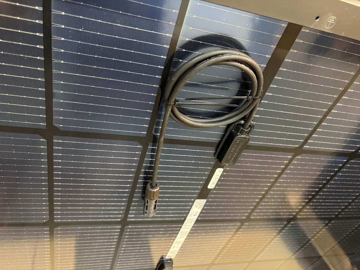 iSolarPro Bifaziales Solarmodul Rückseite Detailansicht Anschlussdose Kabel und MC4-Steckverbinder