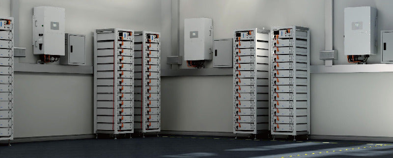 Professioneller Solarspeicher-Technikraum mit mehreren Inlovern, Wechselrichtern und gestapelten Hochvoltbatterie-Racks für gewerbliche iSolarPro Photovoltaikanlagen[cite: 16]