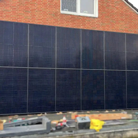 iSolarPro Wand-PV Montagepaket mit vertikaler Installation von Solarmodulen an einer roten Backsteinfassade für Photovoltaik-Systeme