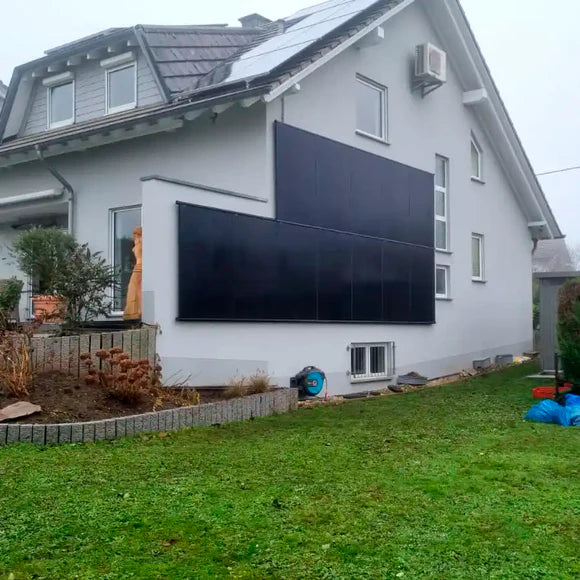 iSolarPro Wand-PV Premium Projektbild mit vertikaler Solarmodul-Installation an einer weißen Wohnhausfassade für Photovoltaik-Systeme