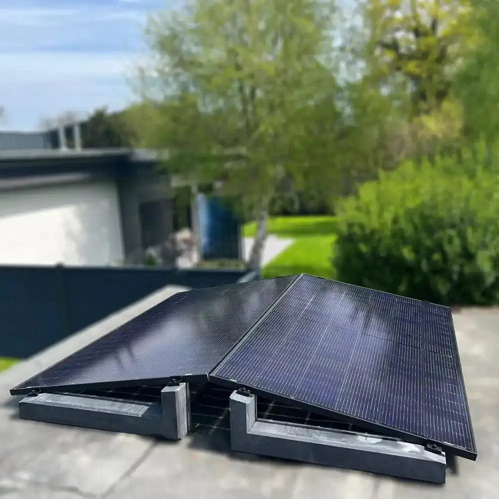 iSolarPro Solaranlage mit Ost-West Aufstaenderung auf Flachdach im Garten für Photovoltaik-Systeme