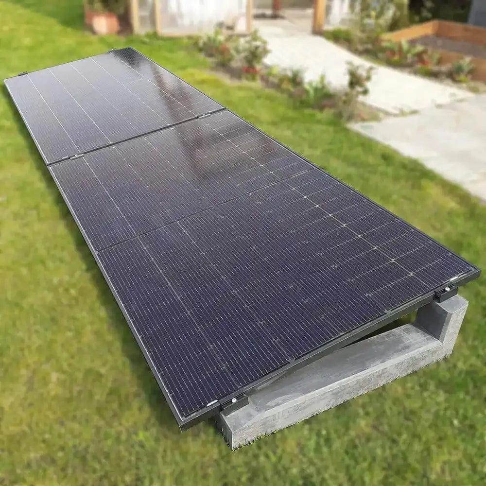 iSolarPro Solaranlage mit Beton-Aufstaenderung im Garten auf Rasenflaechen-Montage für Photovoltaik-Systeme
