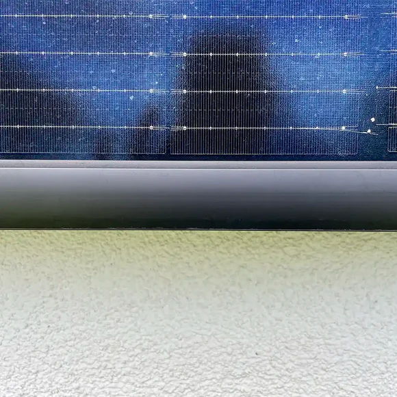 iSolarPro Wand-PV Premium Nahaufnahme der unteren Montageschiene und Solarmodul-Zellenstruktur für Photovoltaik-Systeme