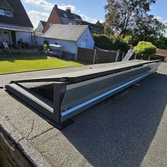 Wattstone 15-Grad-Aufständerung mit Windleitblech und montierten Solarmodulen auf einer flachen Dachfläche für iSolarPro Solarsysteme[cite: 15]