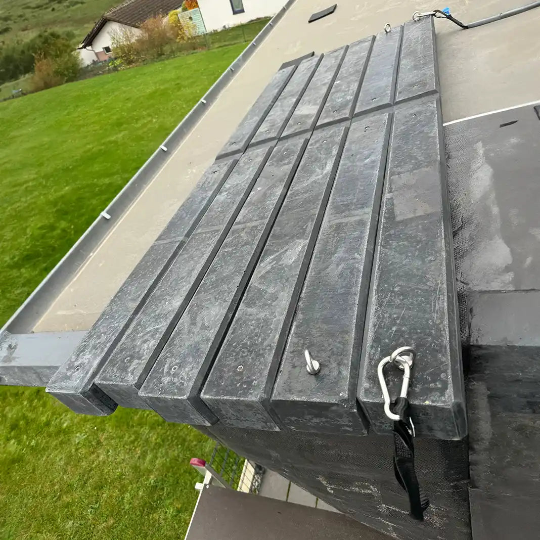iSolarPro Wattstone Zubehör Easy-Lift Anwendungsbeispiel zur sicheren Handhabung und Montage von Solarmodulen auf dem Dach