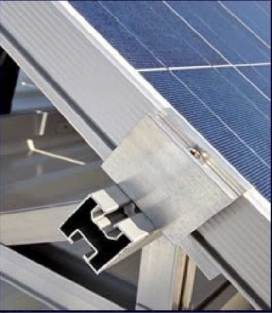 iSolarPro Endklemme Montagesystem Anwendungsszene auf Profilschiene für Photovoltaik-Systeme