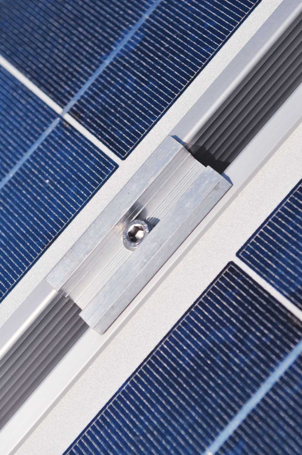 iSolarPro Mittelklemme Montagesystem Detailansicht zwischen Solarmodulen für Photovoltaik-Systeme